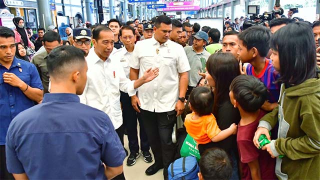 Presiden Jokowi Tinjau Arus Mudik di Stasiun Pasar Senen