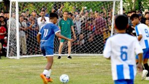 Presiden Jokowi Bermain Bola dengan Anak-Anak Gorontalo