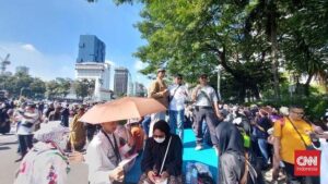 Sidang Pembacaan Putusan Sengketa Pemilu, Ribuan Massa Padati…