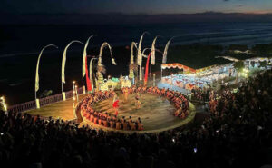 Pementasan tari Kecak di Anjungan Pantai Melasti. (ist)
