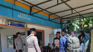 Aparat Kepolisian dari Polres Lobar saat melakukan pengamanan di Pelabuhan Lembar