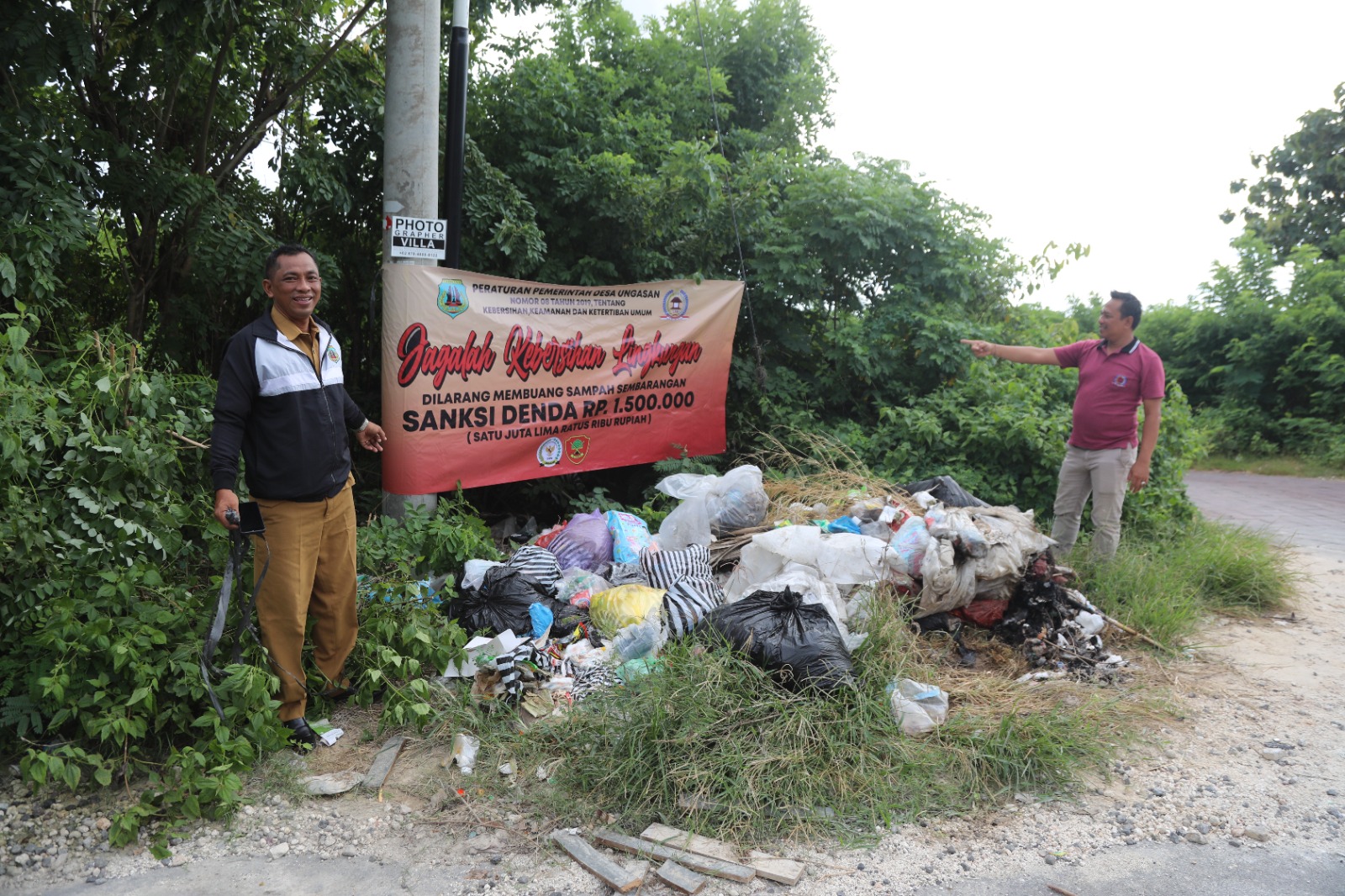 Sampah Menumpuk dan Berserakan di Lahan Kosong Bukit Bintang Ungasan