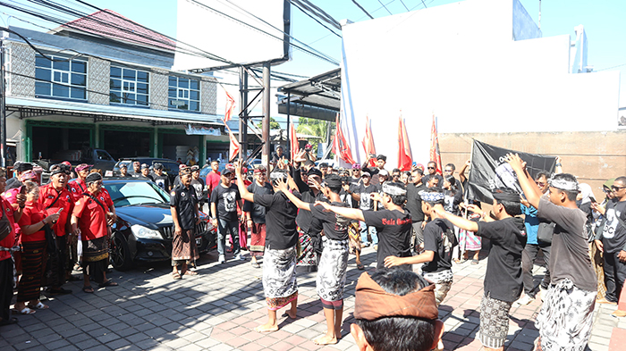 dr. Caput Kembalikan Formulir Balon Bupati, Diiringi Penampilan Megoak-goakan dan Rebana