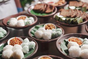Ketan kelapa dan onde-onde khas Sulawesi sebagai makanan penutup jamuan hutan Treasures of Sigi - Foto_LTKL