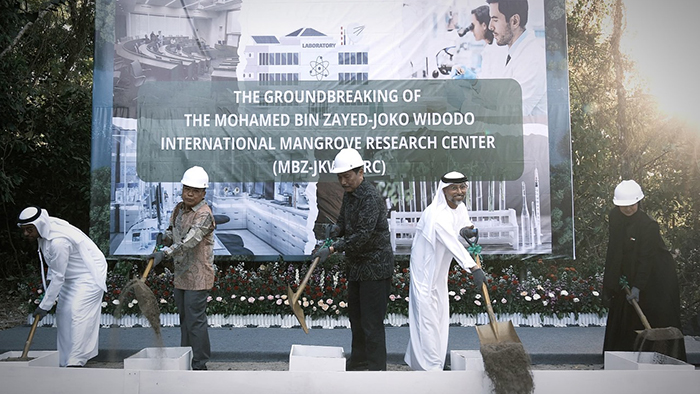 Para pejabat kedua negara sedang ground breaking