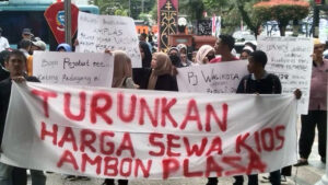 Pedagang dan mahasiswa demo di Pemkot Ambon, minta turunkan harga sewa Ruko