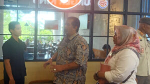 Tim KPK saat menyegal J Co di Mataram