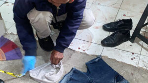 polisi memeriksa barang bukti