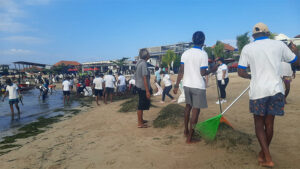 Kolaborasi Bersihkan Sampah di Pesisir Pantai dan Bawah…