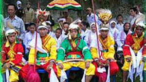 uka Kampung di Negeri Dwiwarna Banda Neira, dihiasi dengan tarian tradisional Cakalele