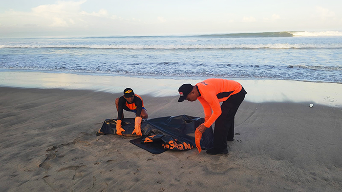 wisdom terseret arus di pantai legian