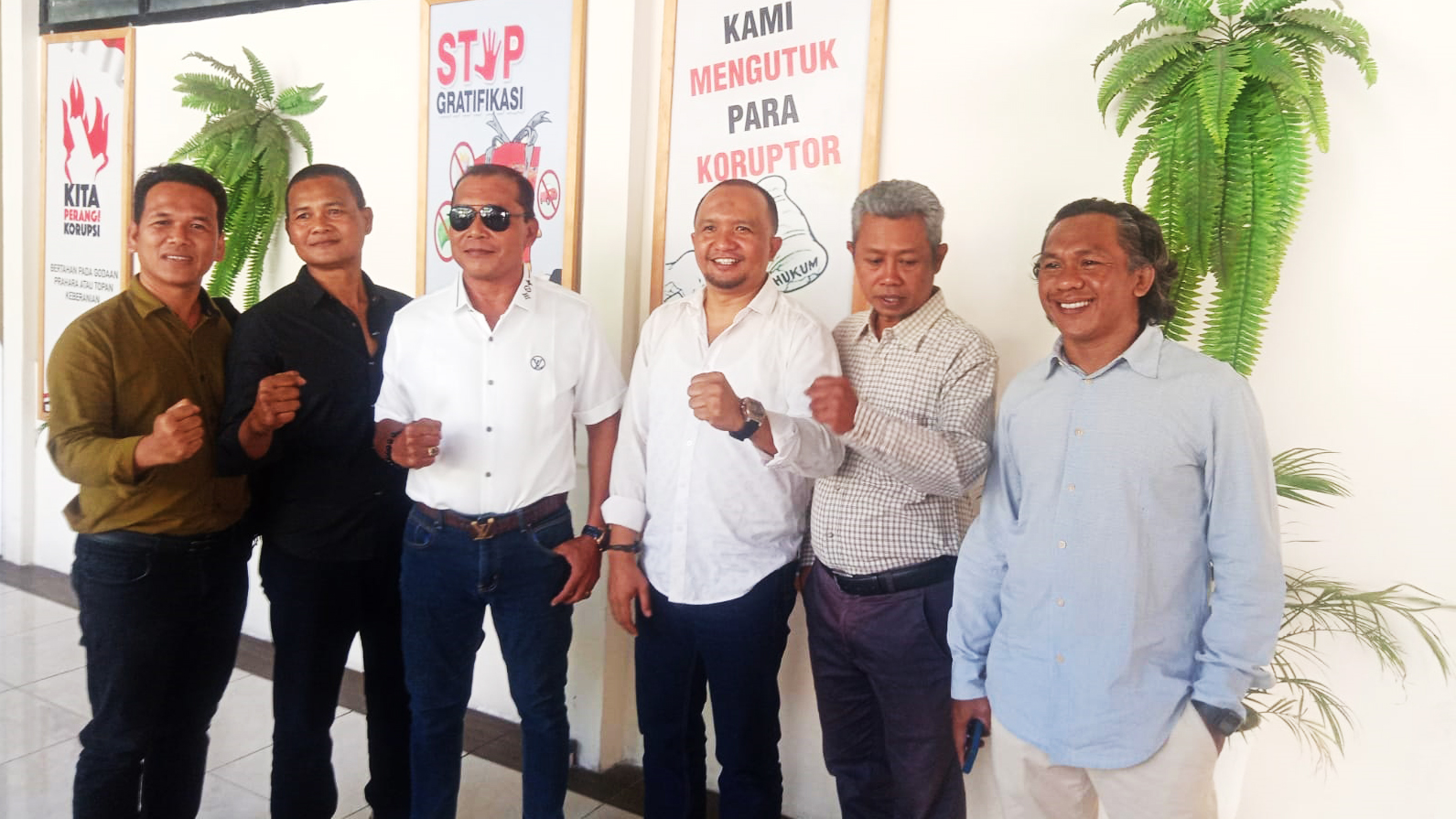 Bumi Gora Penggugar bersama kuasa hukum