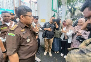 Plt Kasipenkum dan Humas Kejati Maluku, Ardy saat menemui aksi massa dari HMI Cabang Ambon