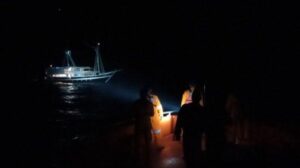 Tim-SAR-mengevakuasi-26-wisatawan-asing-dan-domestik