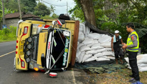 Truk terguling