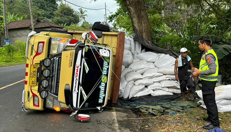 Truk terguling