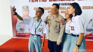 kapolda-maluku-irjen-lotharia-latif-berswafoto-dengan-pelajar-sma_169
