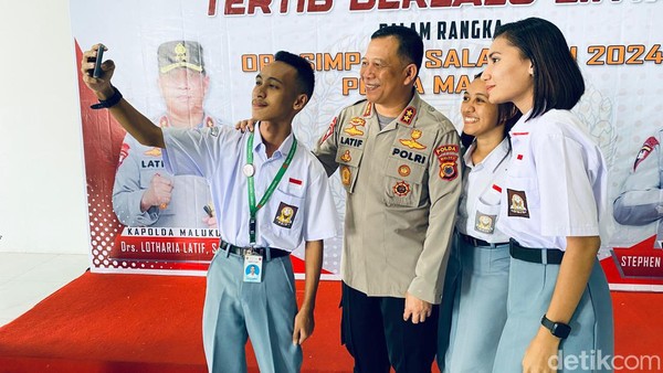 kapolda-maluku-irjen-lotharia-latif-berswafoto-dengan-pelajar-sma_169