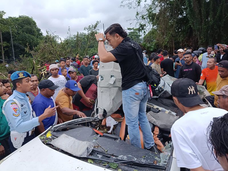 pengendara mobil tewas