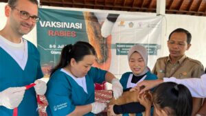 Boehringer Ingelheim berikan Vaksinasi Rabies Gratis di Desa Singapadu Tengah, Gianyar, Bali bersama Pemimpin Daerah Setempat