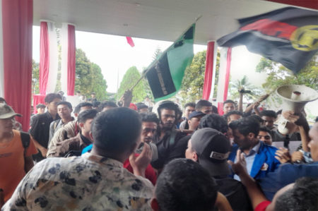 Demo sejumlah massa di DPRD Provinsi Maluku, berakhir ricuh