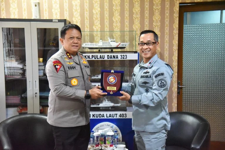 Kapolda Maluku, Irjen Pol Drs. Eddy Sumitro Tambunan dan Kepala Badan Keamanan Laut (Kabakamla), Laksamana Pertama TNI Agam Endrasmoro.
