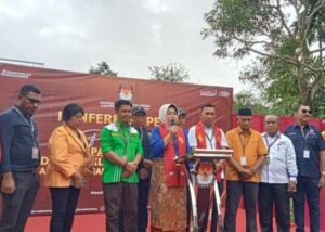 Paslon Bupati dan Wakil Bupati Maluku Tengah, Mirati Dewaningsih dan Dannie Nirahua saat deklarasi di hadapan ratusan pendukung