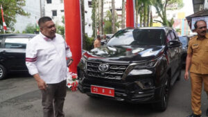 Agus Ririmasse saat menyerahkan dua mobil dinas milik Pemkot Ambon