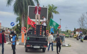 Demo sejumlah mahasiswa di depan Kantor Bupati Buru