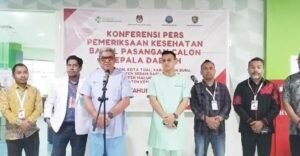 Paslon Bupati dan Wakil Bupati Maluku Tenggara, Muhammad Thaher Hanubun dan Carlos Viali Rahantoknam sebelum melakukan chek up sempat memberikan keterangan pers.