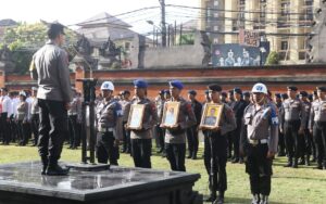 Kapolda Bali memimpin upacara pemberhentian tidak dengan hormat kepada 9 oknum polisi.