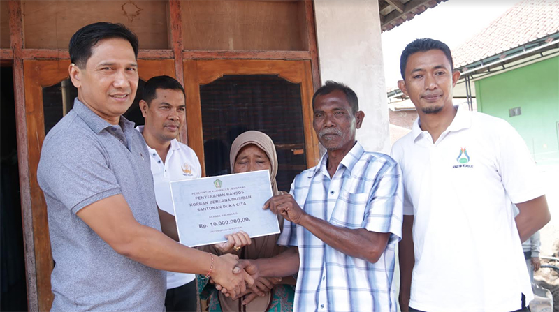 PJS BUPATI JEMBRANA MEMBERI SANTUNAN