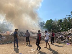 Kondisi TPA Banjar Biaung di Desa Ped, Nusa Penida yang terbakar sejak Minggu (13/10/2024).