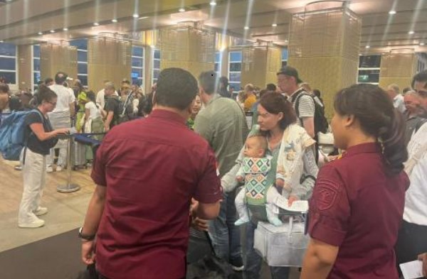 Perempuan asal Perancis WF dideportasi bersama bayinya melalui bandara Ngurah Rai, Bali. 