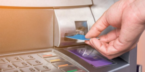 Ilustrasi ambil uang di atm