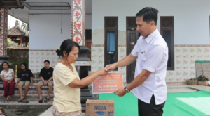 Istri korban terimpa pohon perindang, Ni Ketut Sri Astuti saat menerima santunan kedukaan dari Pemkab Jembrana. (Foto: Istimewa)