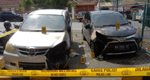 Dua mobil operasional media jubi yang terbakar karena lemparan bom molotov