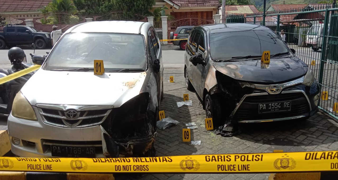 Dua mobil operasional media jubi yang terbakar karena lemparan bom molotov
