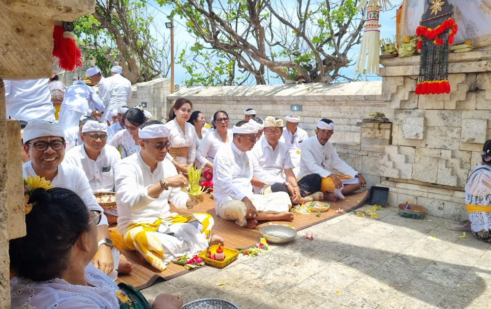 Persembahyangan di Pura Uluwatu