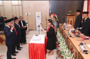 Morits Librecht Tamaela dan dua rekannya dilantik memimpin DPRD Kota Ambon.