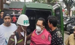 Jafar Kwairumaratu, Eks Sekda SBT saat digiring keluar dari mobil tahanan