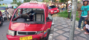 angkot terbalik