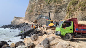 Pengerjaan pembuatan revertment seawall Tebing Uluwat