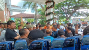 Sejumlah supir angkot Hunut-Passo melakukan proses di Balai Kota Ambon terkait izin trayek yang dinilai tidak beraturan
