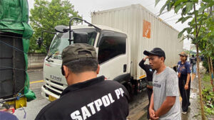 parkir liar di jalan cargo