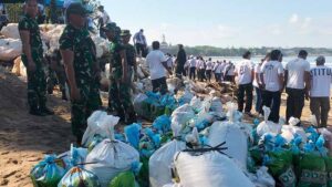 BERSIHKAN SAMPAH DI PANTAI KUTA