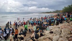 Badung Bersih Sampah di Pantai Kuta