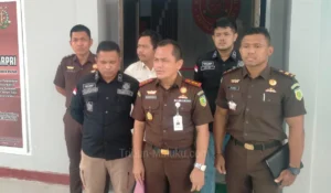 Kejari Kabupaten Kepulauan Aru, Sumanggar Siagian, S.H.,M.H. (Tengah)