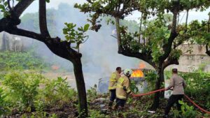 Mobil terbakar