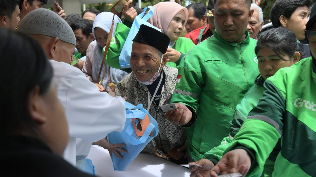 Masyarakat yang hadir dalam suasana penuh kebersamaan pada acara gelar griya oleh Presiden Prabowo Subianto di Istana Kepresidenan Jakarta, pada Senin, 31 Maret 2025 menerima bingkisan dan suvenir lebaran.